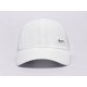 CZAPKA Z DASZKIEM NIKE (FB5372-100) biała metal logo